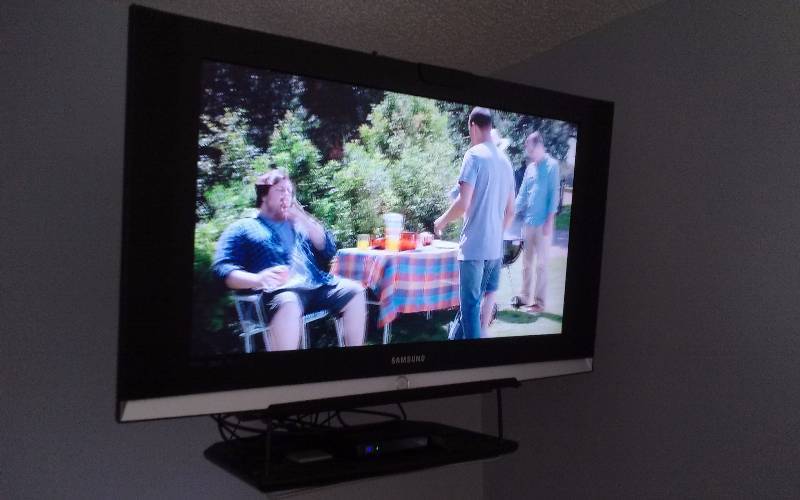 lot 152 image: Samsung Flat Screen TV, 32, works great