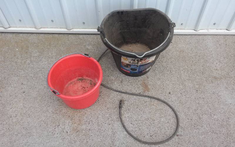 lot 185 image: Lot - 18qt Heated Rubber Bucket & 8qt Bucket
