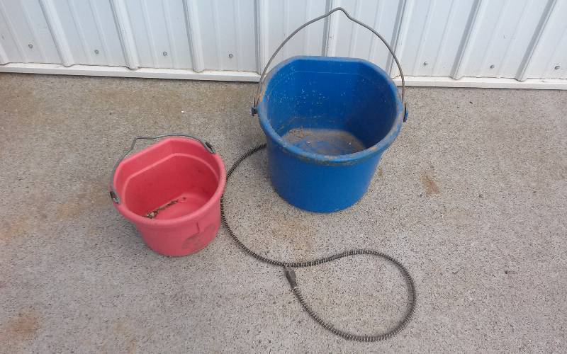 lot 186 image: Lot - Heated Flat Back Bucket & 8 qt Bucket