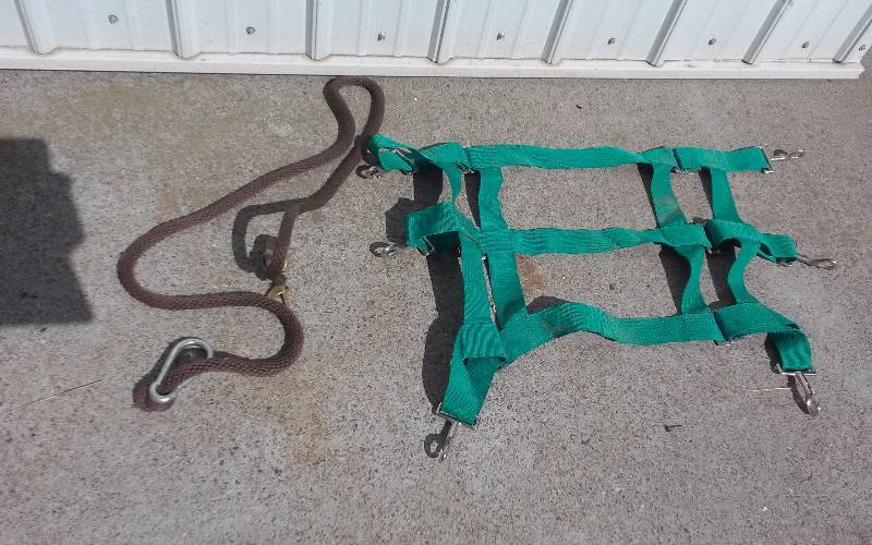 lot 190 image: Lot - Lead Rope & Door Gate