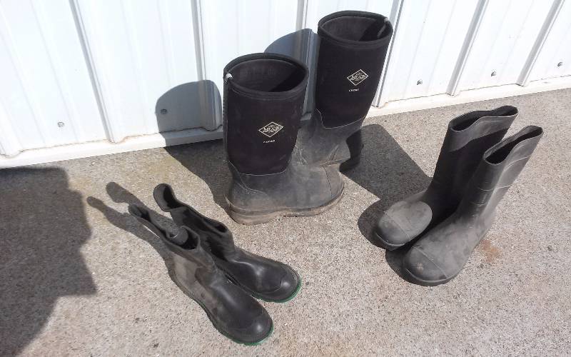 lot 194 image: Lot - Rubber Boots, Small Size 7, Womens 7  & 8