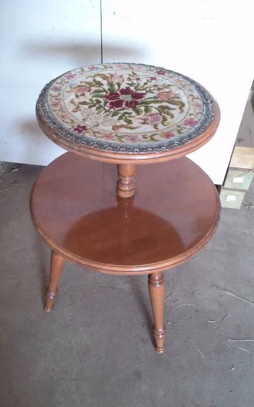 lot 199 image: Tiered Round Side Occasional Table 24x18