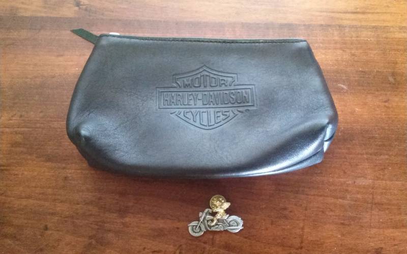 lot 202 image: HARLEY DAVIDSON Coin Purse & HD Angel HatLapel Pin