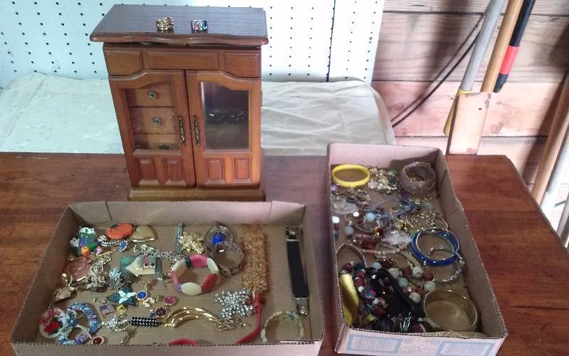lot 211 image: Lot - Misc Jewelry & Jewelry Box
