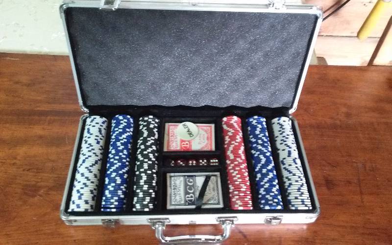 lot 220 image: Poker Card Game in Case
