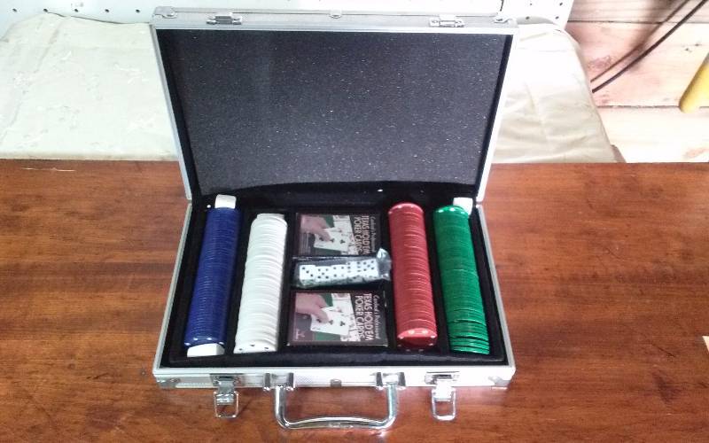 lot 221 image: Texas Hold Em Card Game in Case
