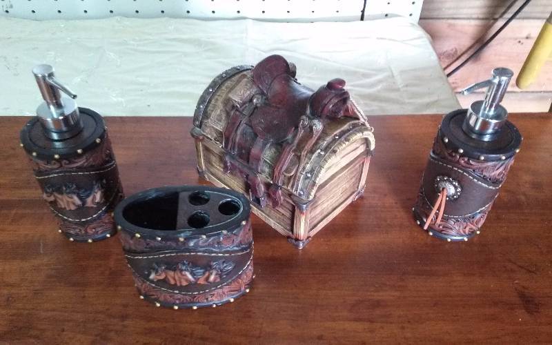 lot 225 image: Lot - Western Themed Bathroom Set