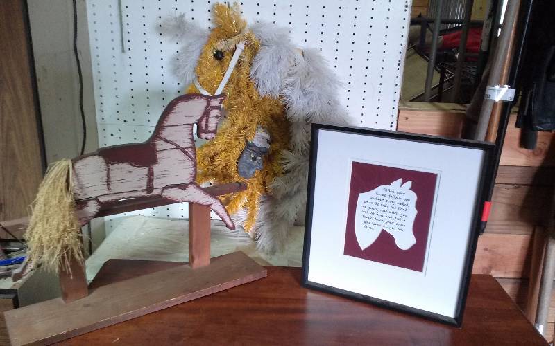 lot 227 image: Lot - Wood Horse Dcor, Framed Horse Print, Christmas Horse Head