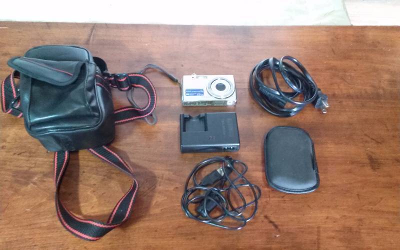 lot 234 image: Olympus Digital Camera, 7.1 Megapixel, Rechargeable Battery, 2.5 LCD Screen, Cords, With Case