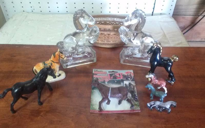 lot 237 image: Lot - Art Deco Glass Horses, Misc Horse Figures