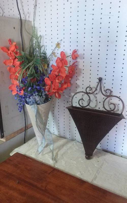 lot 247 image: Large Metal Wall Dcor
