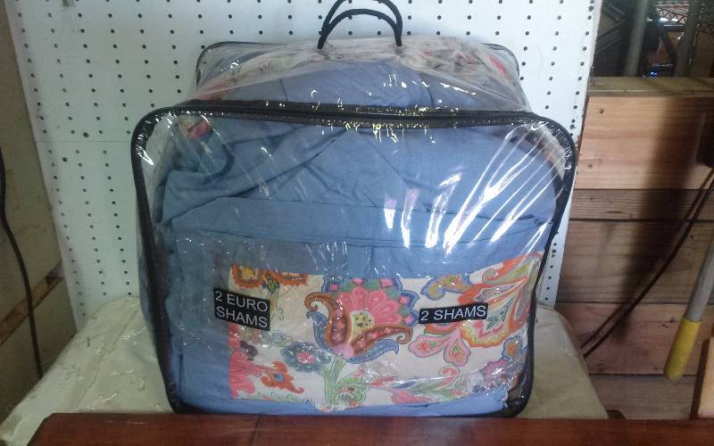 lot 251 image: Tommy Hilfiger King Comforter wShams