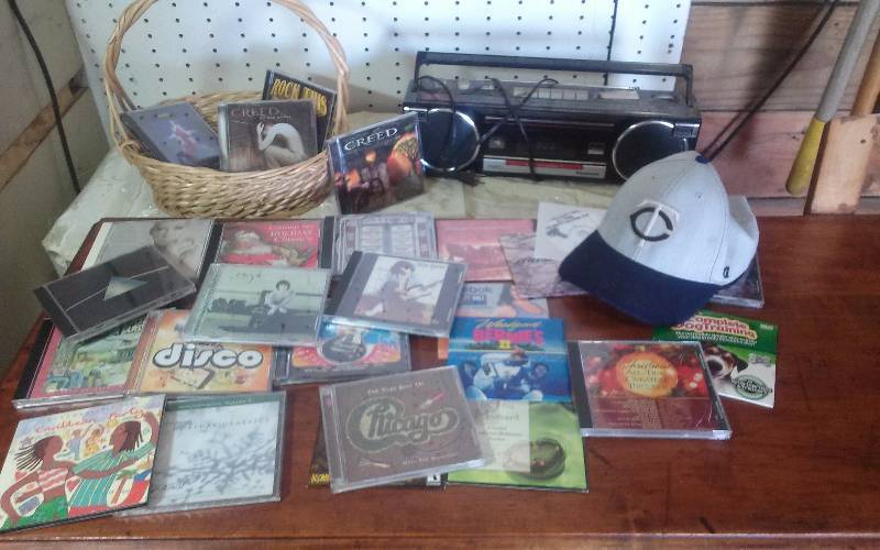 lot 256 image: Lot - CDs, Computer Games, Twins Hat, etc