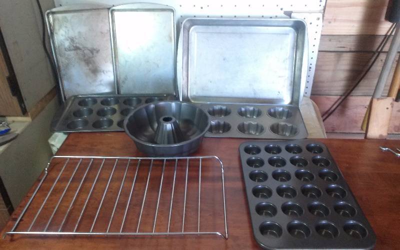 lot 264 image: Lot- Misc Baking Pans