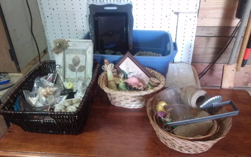 lot 270 image: Lot - Misc Home Dcor