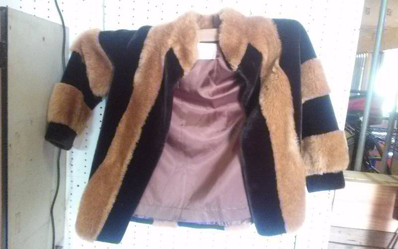 lot 274 image: Womens Albrechts Coat, Size SM
