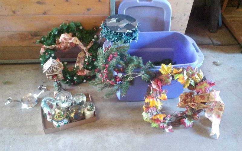 lot 289 image: Lot - Tote with Snow Globes & Misc Christmas