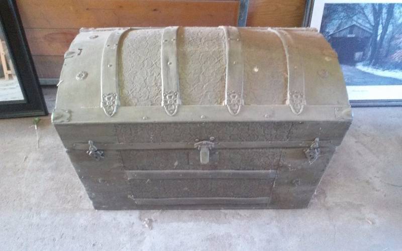 lot 292 image: Vintage Metal Decorative Hip Roof Trunk, Mirror, Picture