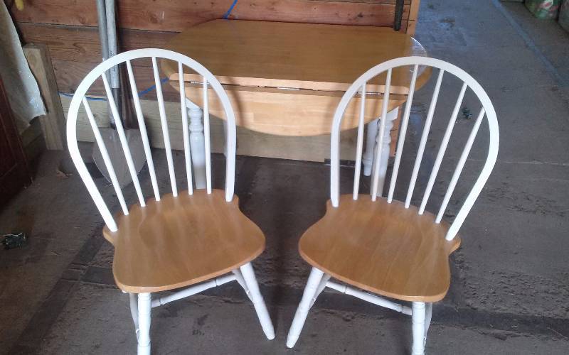 lot 299 image: Small Dropleaf Kitchen Table with 2 Chairs, WoodWhite