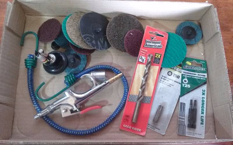 lot 300 image: Lot - Air Sprayer, Drill Bits, Sanding Pads