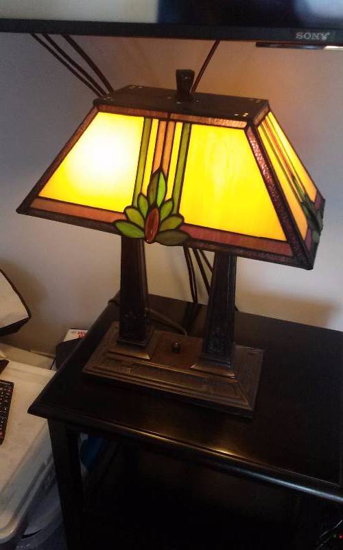 lot 304 image: Gorgeous Tiffany Style Stained Glass Table Lamp