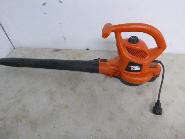lot 14 image: Black & Decker Blower