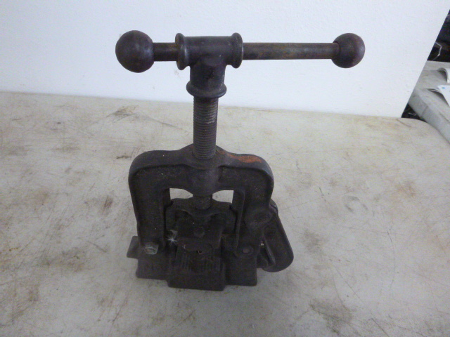 lot 39 image: NYE Pipe Vise