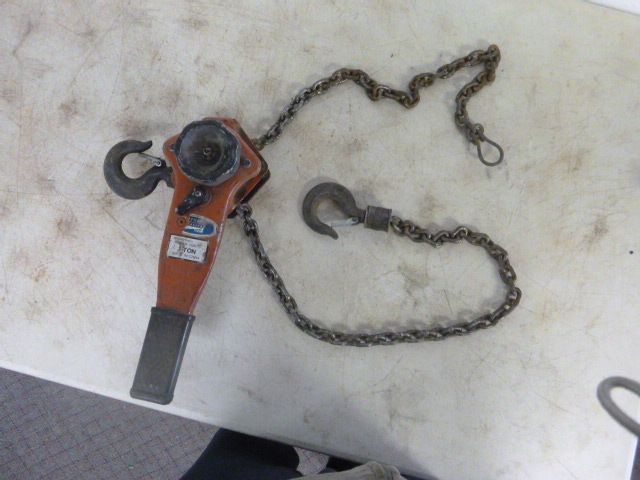 lot 51 image: NH Northern Lever Hoist