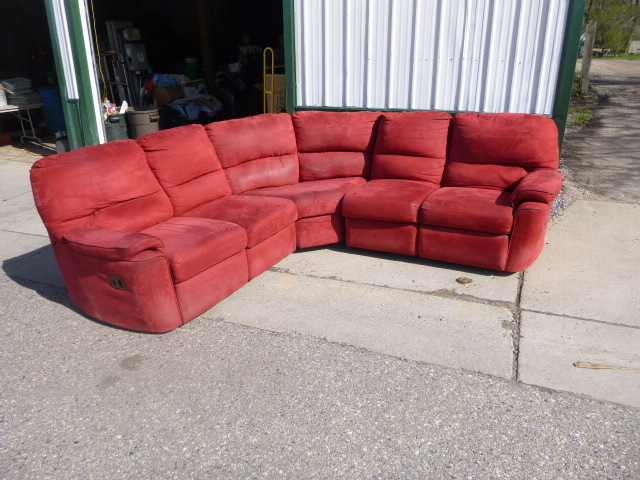lot 75 image: Sectional Couch