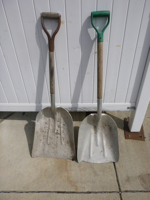 lot 83 image: 2 Scoop Shovels