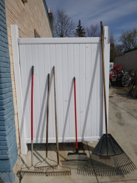 lot 85 image: 5 Rakes