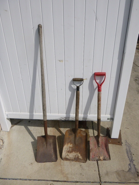 lot 86 image: 3 Shovels