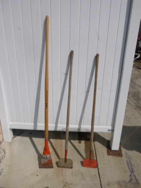 lot 90 image: 3 Scrapers