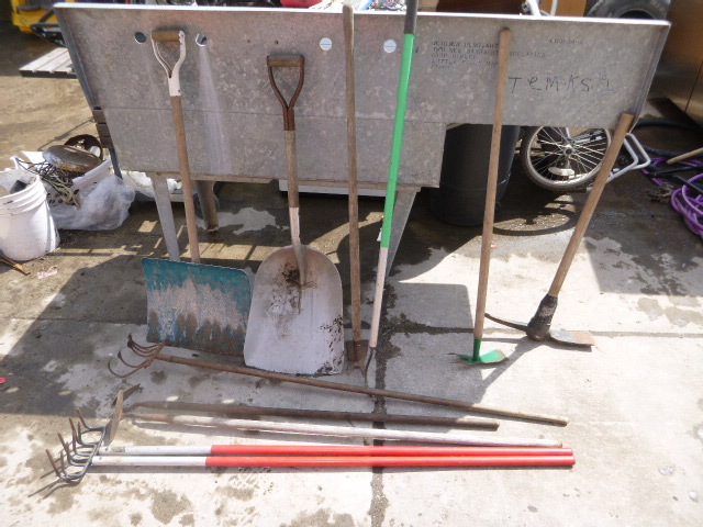lot 91 image: Miscellaneous Yard and Garden Tools