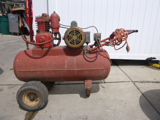 lot 105 image: Air Compressor