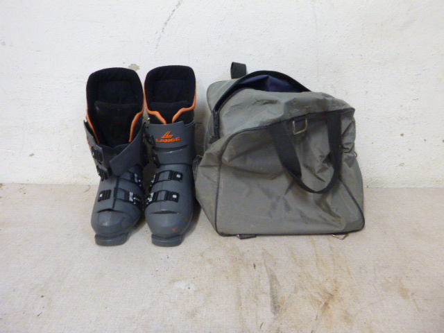 lot 137 image: Lange Ski Boots