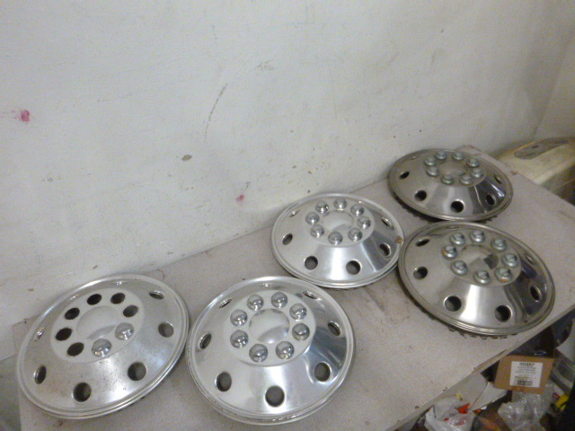 lot 147 image: 5 Wheel Covers