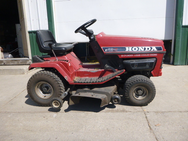 lot 5 image: Honda Riding Lawn Mower