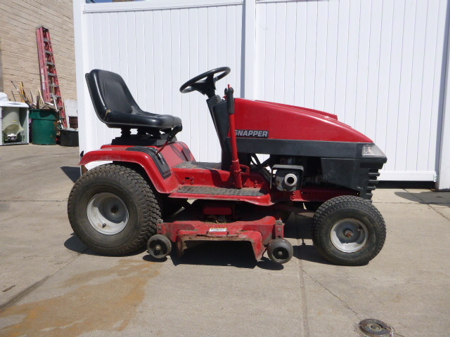 lot 3 image: Snapper Riding Lawn Mower