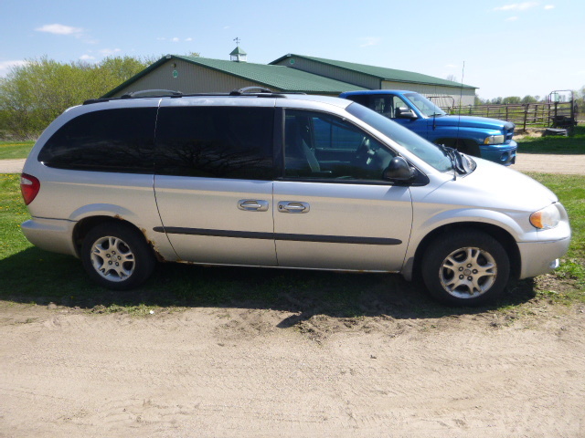lot 2 image: 2002 Dodge Grand Caravan Sport