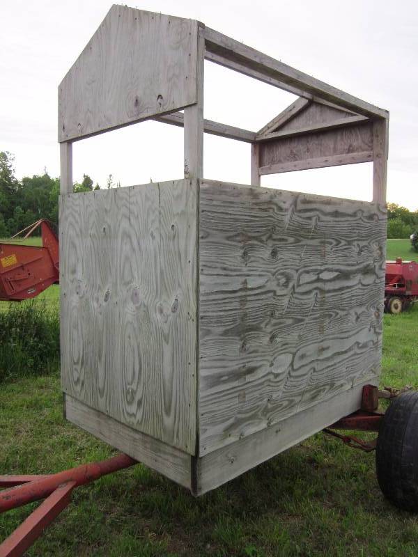 lot 11 image: Gehl Running Gear with a Deer Stand