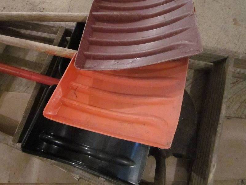 lot 50 image: Ladder & 3 Snow Shovels
