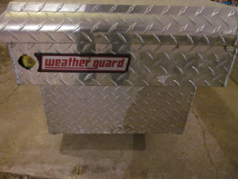 lot 13 image: Full Size Diamond Plate Pickup Tool Box