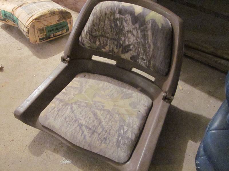 lot 17 image: 4 Boat Seats & Boat Cover