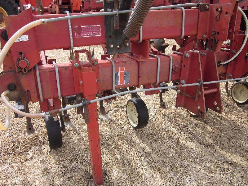 lot 9 image: IH 183 - 8 Row Cultivator