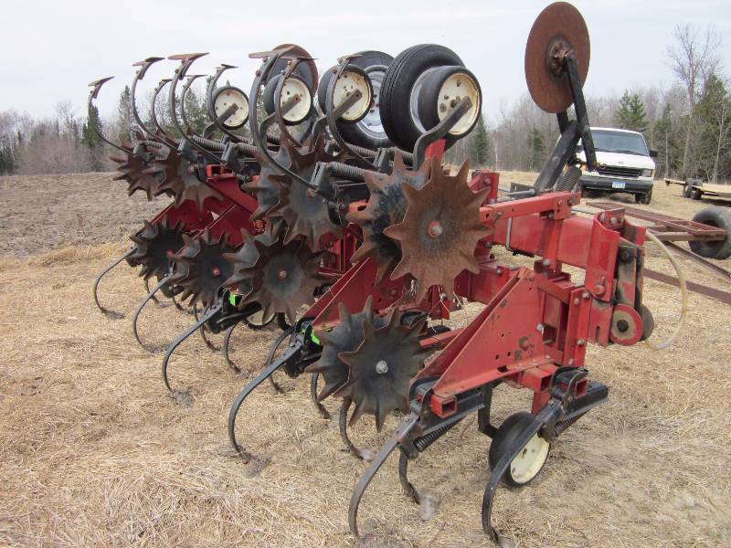 IH 183 8 Row Cultivator Blackduck Farm & Misc Auction KBID