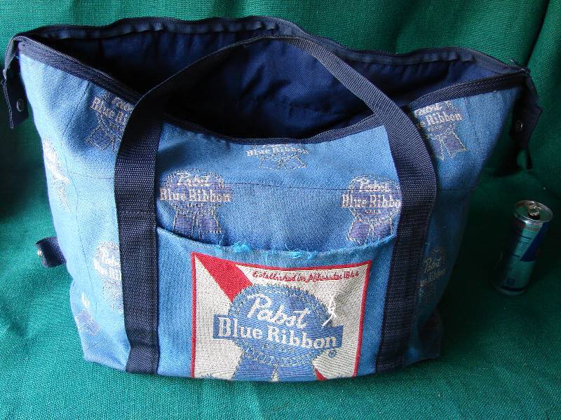 lot 112 image: VINTAGE Pabst Blue Ribbon hand bag