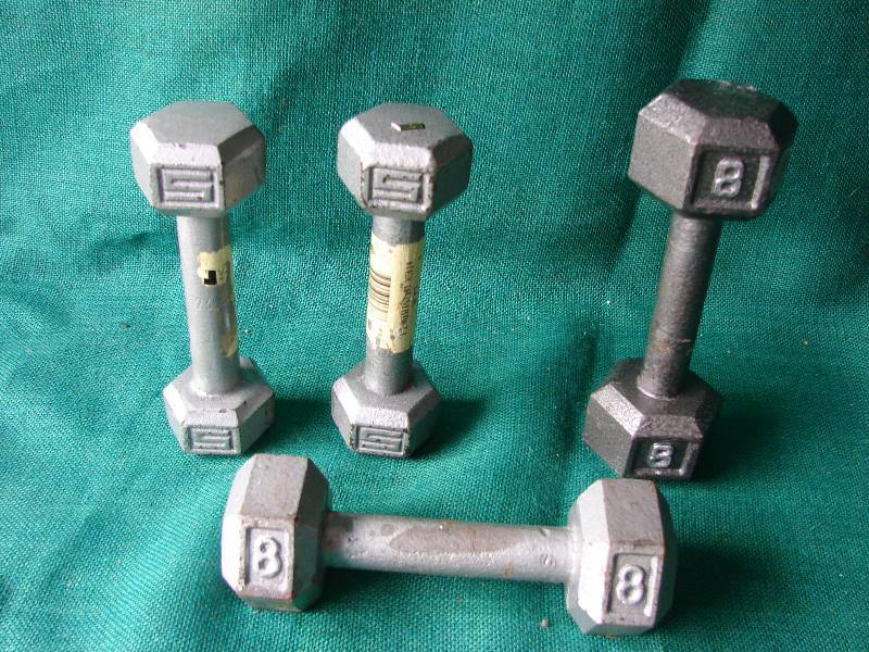 lot 133 image: HEAVY Metal dumb bells. 2 - 8 pounders and 2 - 5 pounders.