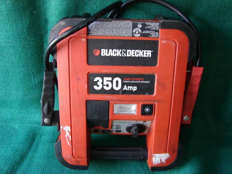 lot 138 image: Portable BLACK&DECKER JUMP STARTER