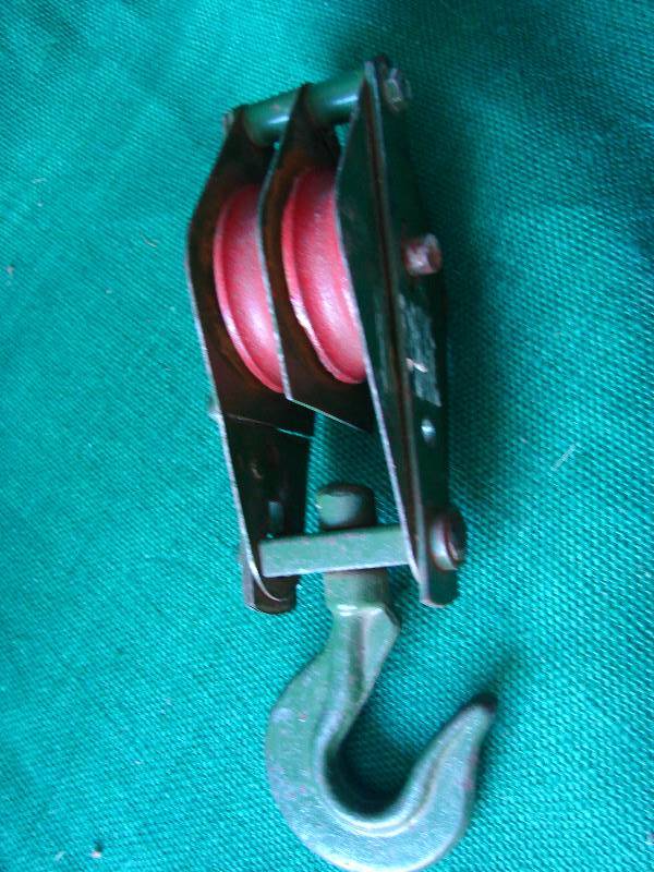 lot 141 image: Green and Red Pulley
